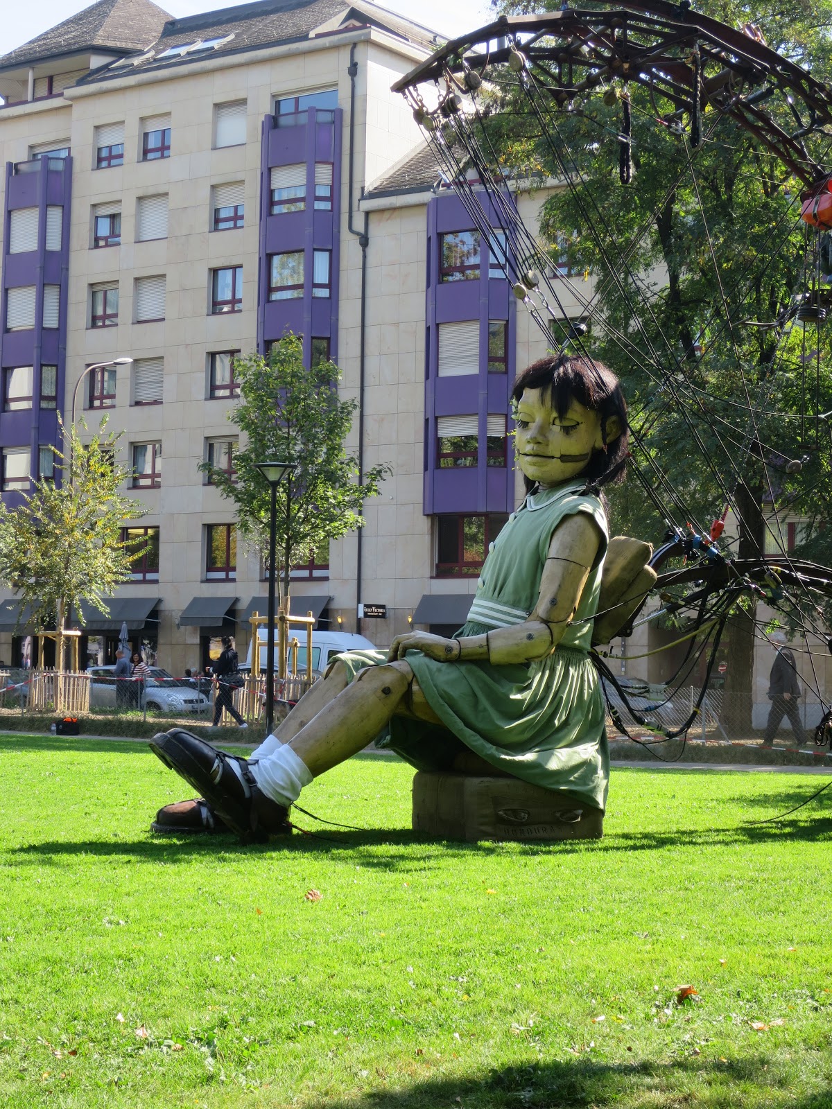 Béatrice De La petite fille géante à Carouge.