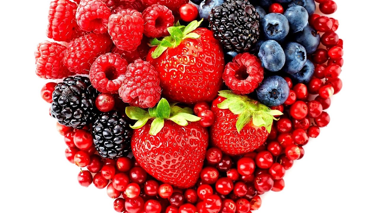 сладкая ягода. сердечко из ягод. фрукты в виде сердца. сладости в виде сердца. ягоды ассорти.