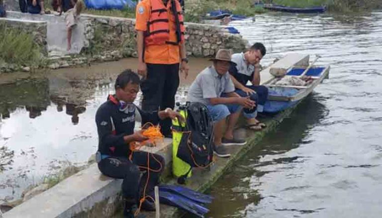 Timsar melakukan pencarian terhadap korban yang tenggelam di Danau Toba. Timsar melakukan pencarian terhadap korban yang tenggelam di Danau Toba.