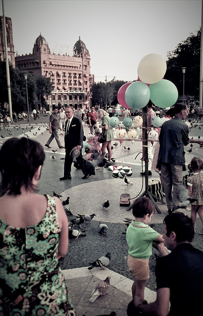 Em Barcelona no final da década de 1960 na Plaça de Catalunya com vista para o Banc d'Espanya. Consultar direitos de autor em https://manuelamartinsgomes.blogspot.com