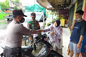 Sinergi TNI Polri, Bagikan Masker di Pasar Tersono