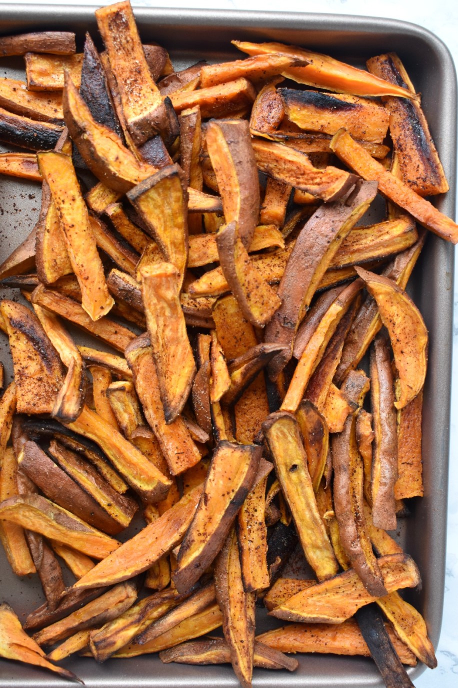 Crispy Baked Sweet Potato Fries are super easy to make, healthy and flavorful with chili, garlic and onion powder! #fries #sweetpotatoes #sweetpotato #frenchfries #healthy #cleaneating