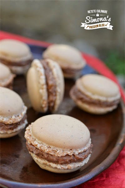Macarons cu crema de ciocolata,migdale si nuca