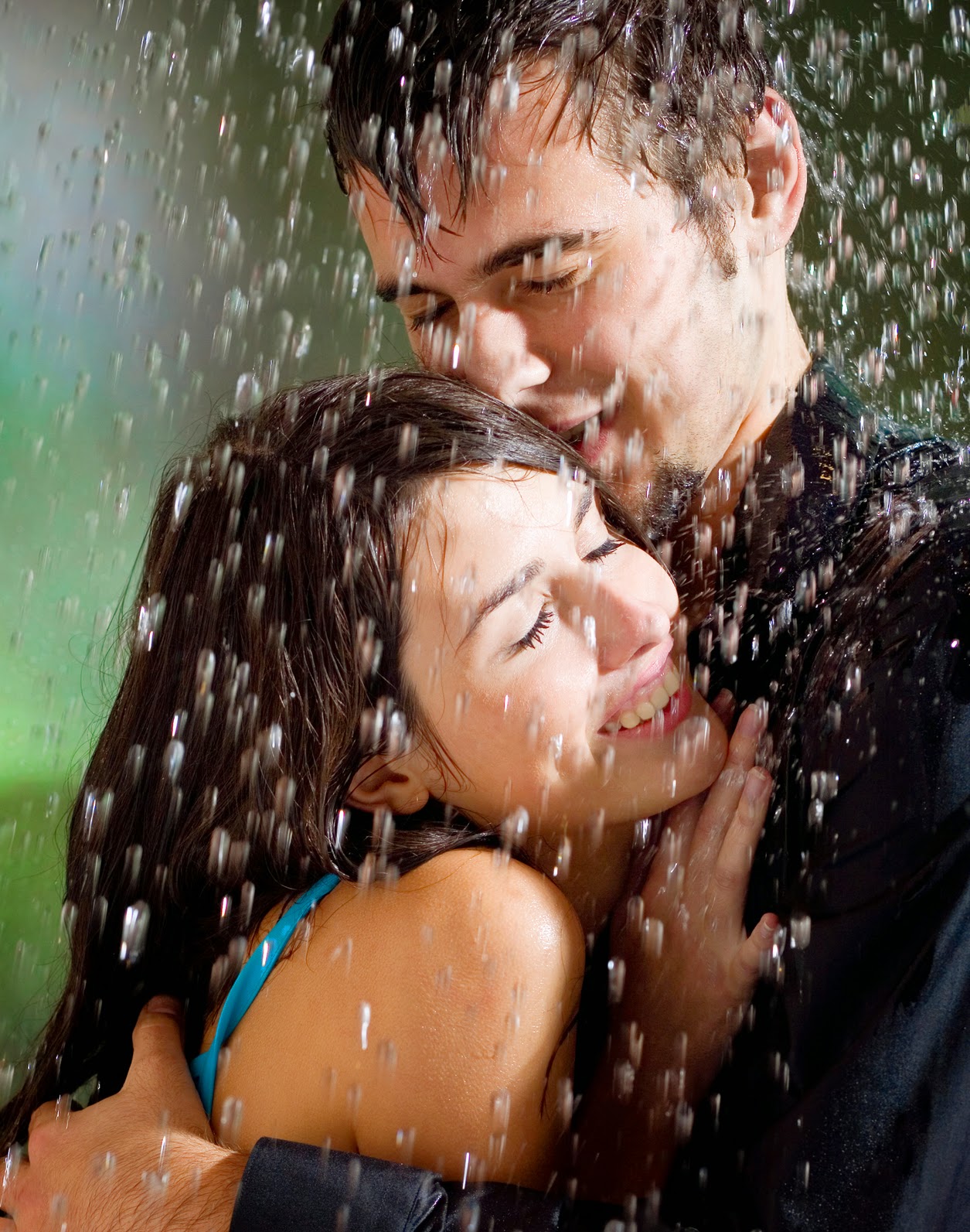 Видео в муж душе. Парень и девушка под дождем. Двое под дождем. Поцелуй под дождем. Влюбленные под дождем.
