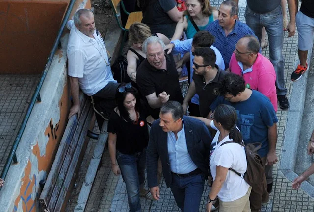 Φραστική επίθεση στον Σταύρο Θεοδωράκη έξω από το εκλογικό κέντρο (ΦΩΤΟ & ΒΙΝΤΕΟ)