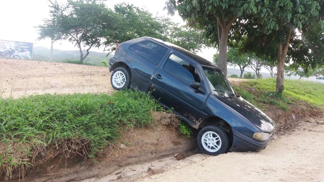 Veículo cai em ribanceira na Avenida Centenário em Jacobina