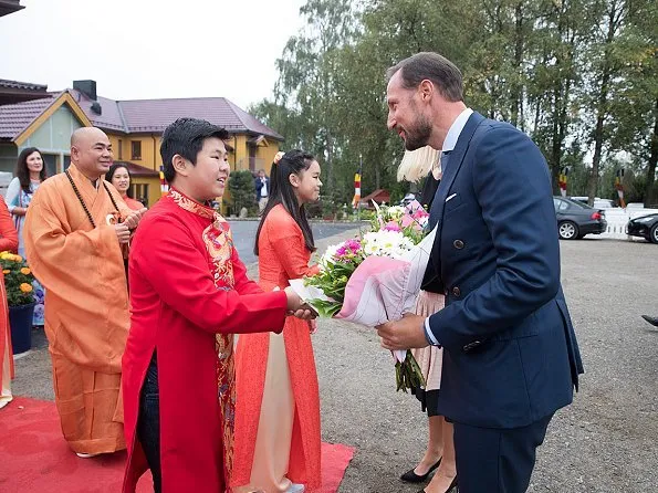 Prince Haakon and Princess Mette-Marit visited OrbitArena and Vietnamese Buddhist Community in Jessheim