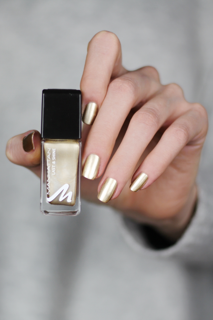 Manhattan Glam Red Last Finish Nail Polish Christmas Edition Nagellack