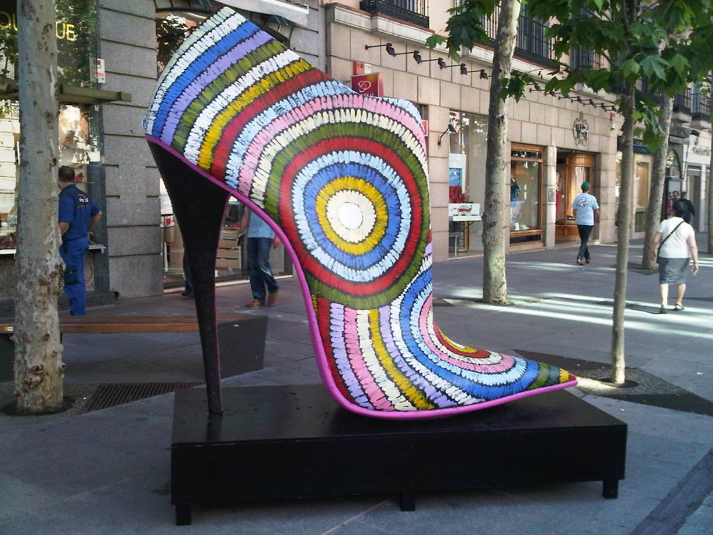 Mentalidad destacar balcón Shoe street art. zapatos de tacón por las calles de madrid