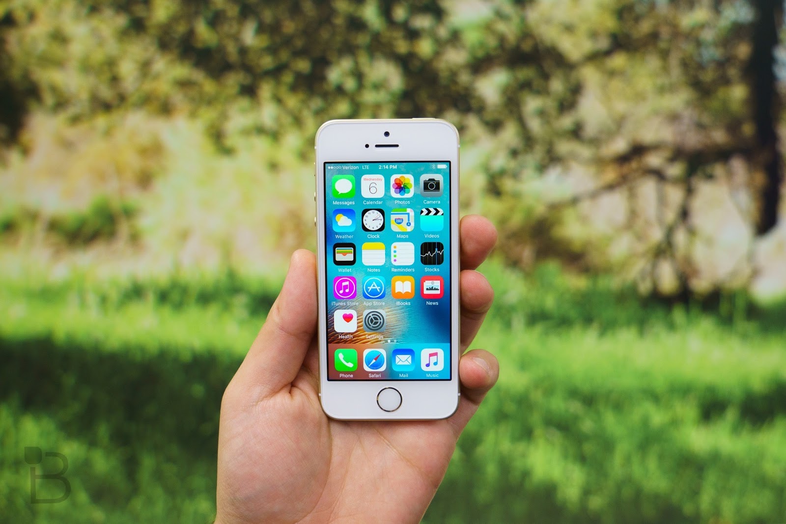 подбор айфон. айфон 4. айфон 6 се. человек с айфоном в руках. айфон х глобал.