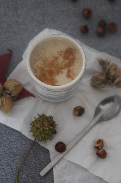 Lait de noisettes torréfiées Cuillère et saladier : Lait de noisettes torréfiées