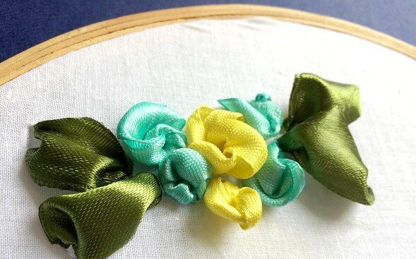 Thêu hoa xoắn bằng ruy-băng - Hình 1