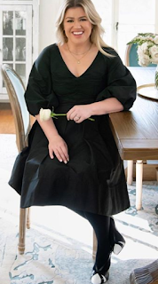 Celebrity Legs and Feet in Tights: Kelly Clarkson`s Legs and Feet in