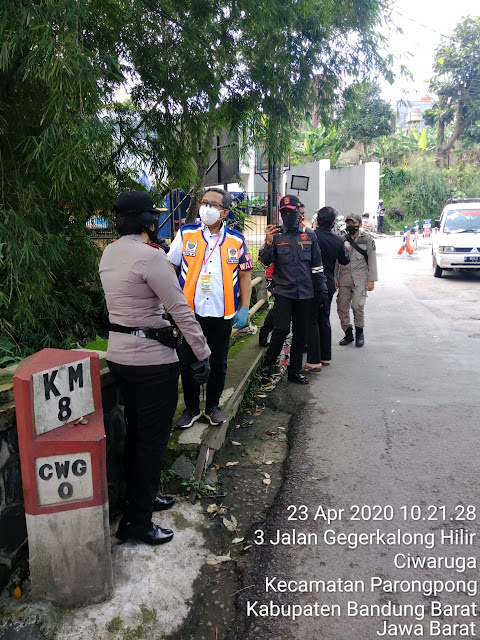 Kapolsek Sukasari Polrestabes Bandung Dampingi Wakil Walikota Bandung Kunjungi Checkpoint Psbb Gegerkalong Hilir Ciwaruga Kim Cipedes