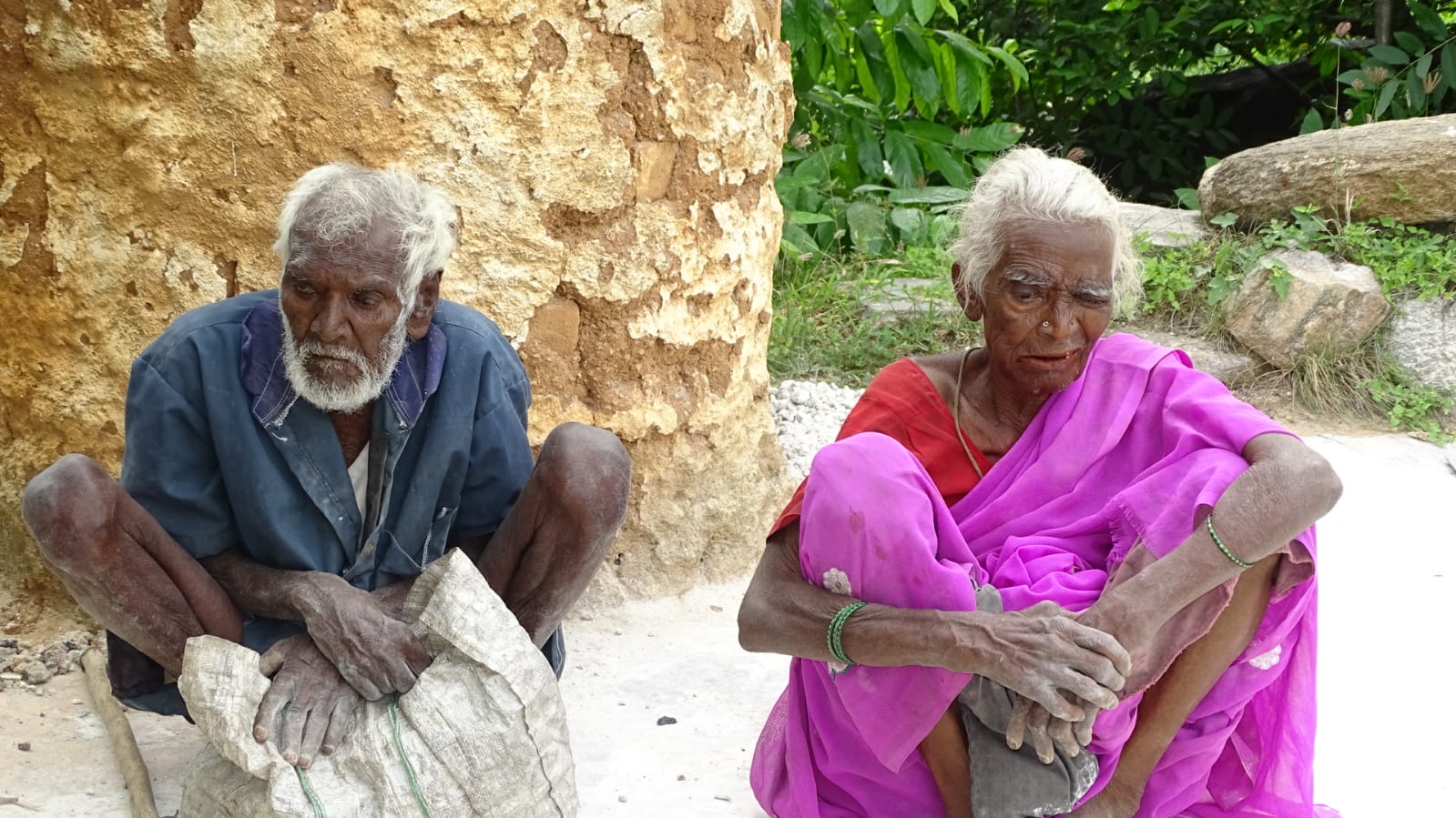 100 வயதை கடந்தும் உழைத்து வாழும் தம்பதிகள். - தகடூர் குரல் #1 மாவட்ட செய்தி  இணையதளம்.