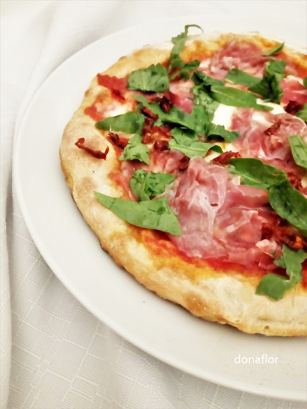 Pizza con capocollo di Martina Franca, pomodori secchi e rucola