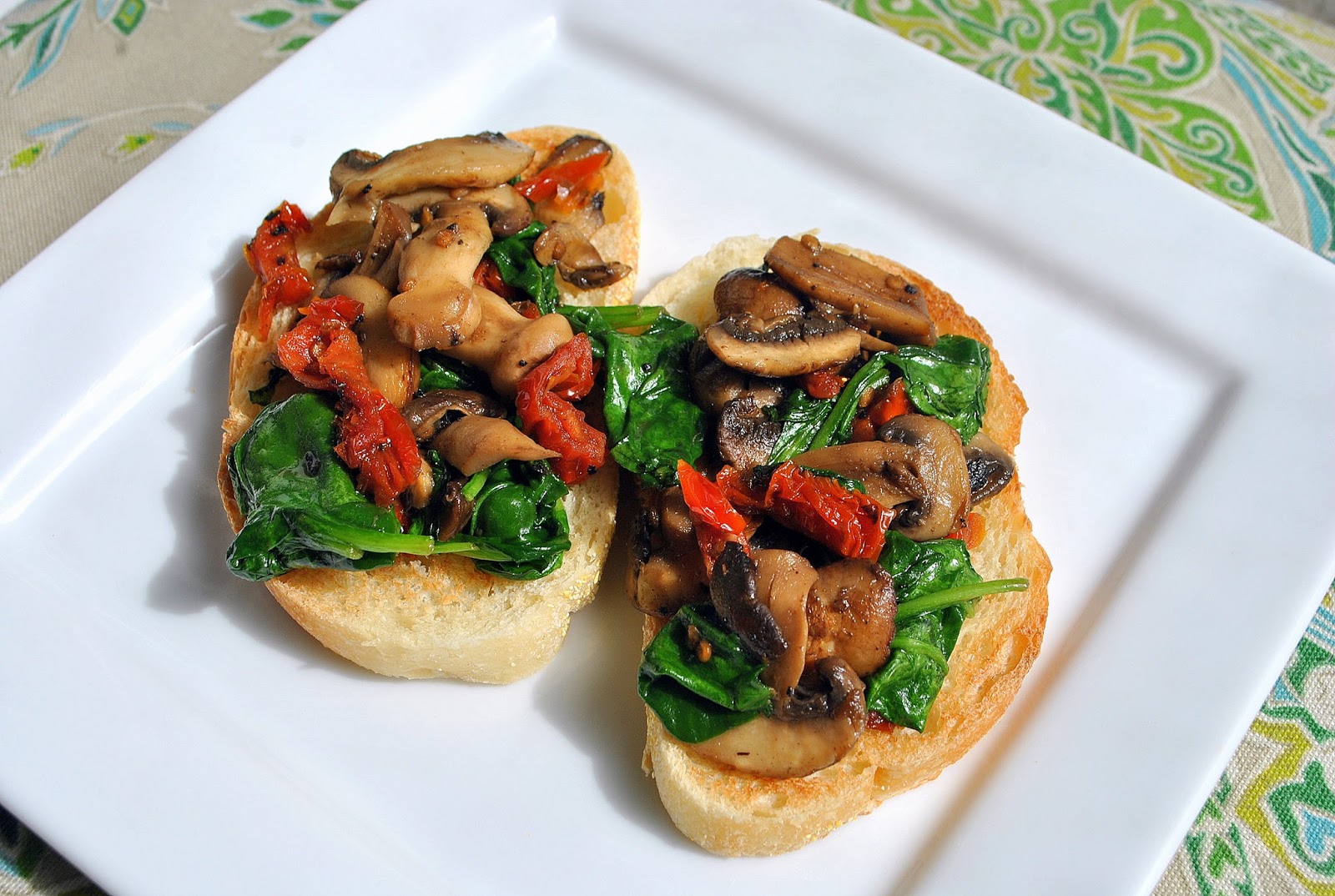 Toast with Spinach, Mushroom & Sun Dried Tomatoes (Torrada com
