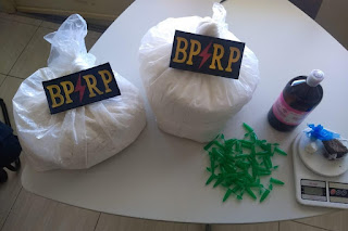 Policiais militares apreendem 14 quilos de cocaína em casa abandonada na Barra dos Coqueiros Policiais militares apreendem 14 quilos de cocaína em casa abandonada na Barra dos Coqueiros
