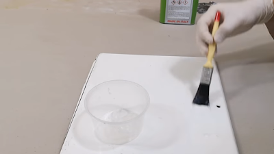 تطبيق مزيل الدهانات السائل على سطح معدني بإستخدام فرشاة