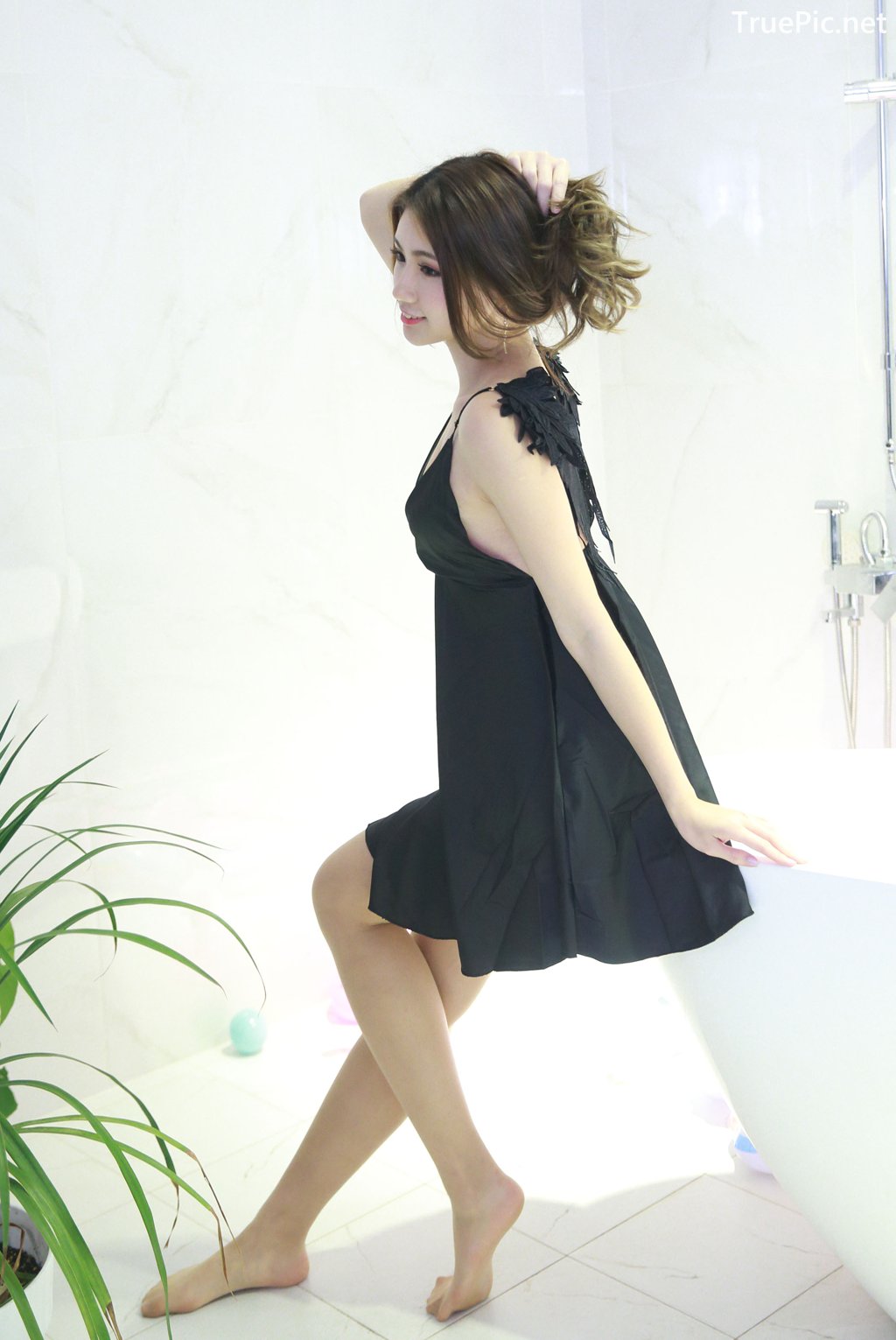 Image-Taiwanese-Model–張倫甄–Charming-Girl-With-Black-Sleep-Dress-TruePic.net- Picture-64
