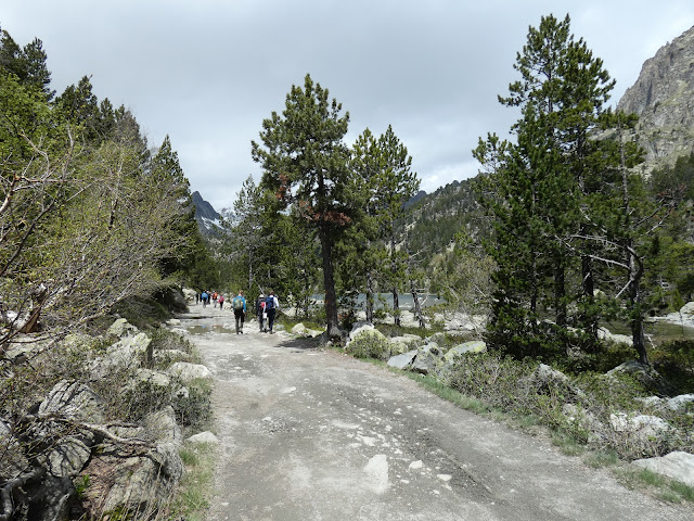 Nous arrivons en vue de l'estany de la Ratera, en compagnie d'un groupe d'étudiants en géologie, carnet et carte en main, inspectant le relief environnant et prenant de nombreuses notes.