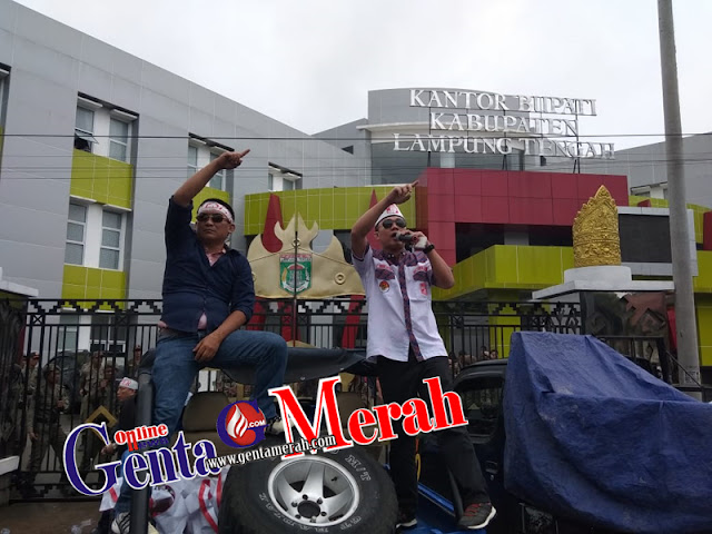 Diduga Lelang Proyek Bermasalah, Ratusan Massa Merangsek Pemkab Lamteng