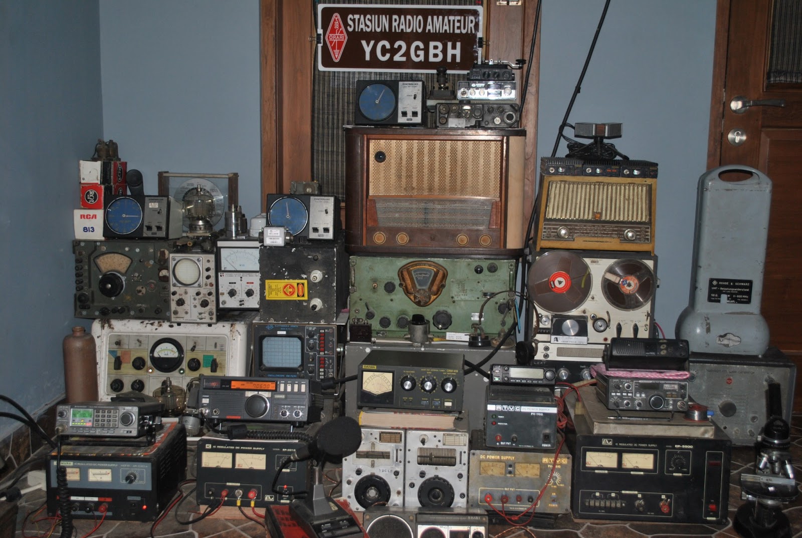BOBO ART AND CURIOS MY VINTAGE STATION RADIO HF.VHF & UHF