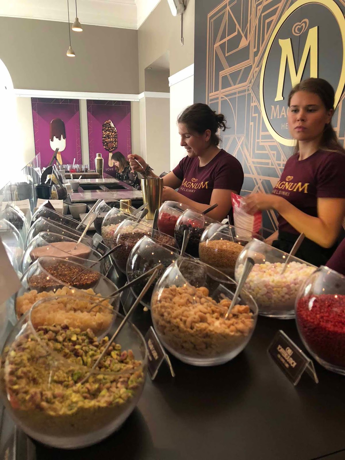 Jokainen jäätelö valmistetaan huolellisesti asiakkaan toiveiden mukaisesti Liukuhihnatyötä