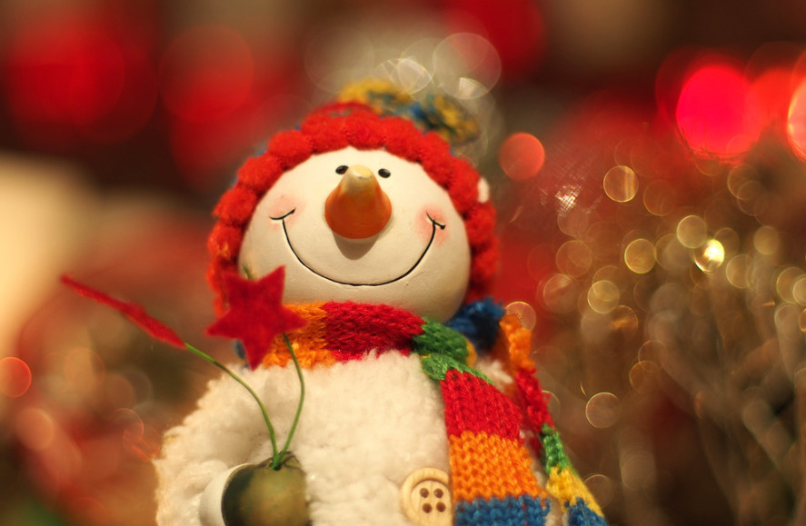 зимнее настроение. рождественское утро. теплое утро. снеговик фото. рождественское утро.