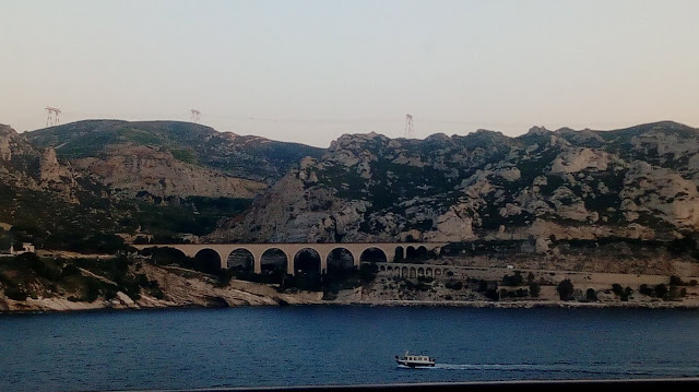 Le Costa Fortuna approche du port de Marseille.