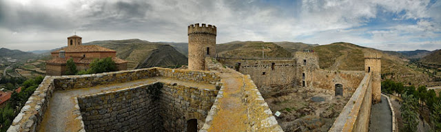 Castillo fortaleza de Cornago. Coge aire, Acercameintos
