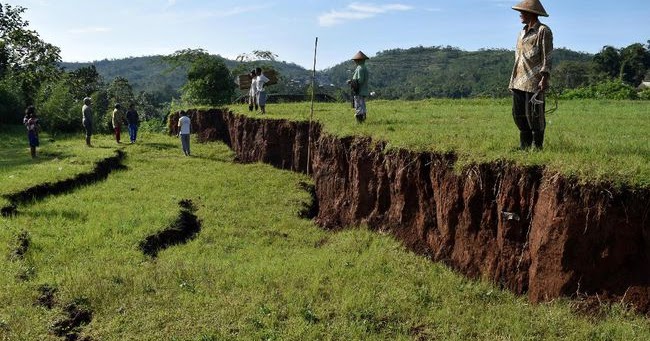 Apa Penyebab Bencana Tanah Bergerak?