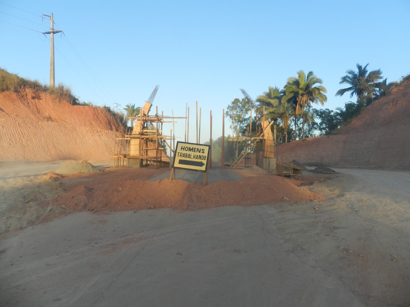 O prefeito de Lago dos Rodrigues está obrando na entrada da cidade