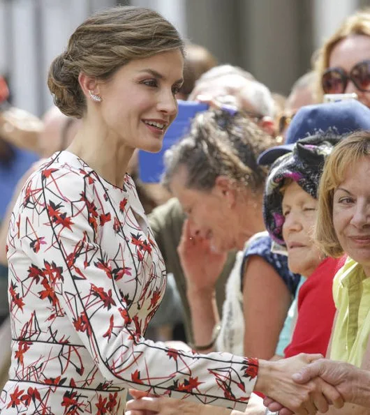 Queen Letizia wore CAROLINA HERRERA Floral Dress and LODI Pumps for visits Las Palmas on the Gran Canaria, Canary Islands