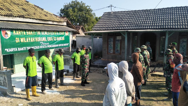 Tuban – Tak Kenal lelah Tiga Pilar Bancar ini dalam melakukan aksi sosialnya, mereka saling bahu membahu dalam membantu warga masyarakat di wilayahnya, yang mana dalam memberikan himbauan dan sosialisasi kepada warga masyarakat saat pandemi covid-19 ini, selain itu tak luput dalam memberikan Bantuan Sosial (Bansos) serta mengawasinya hingga tepat sasaran, bahkan hingga ke tempat terpencil.  Kali ini dalam rangka Karya Bakti TNI Semester II TA. 2020 wilayah Koramil 0811/12 Bancar, Tiga Pilar Bancar yakni Koramil 0811/12, Polsek Bancar dan Satpol PP Kec. Bancar ikut serta dalam pelaksanaannya. Sejumlah personil dikerahkan yang dipimpin langsung oleh Danramil 0811/12 Bancar Koliq Inf Hasyim melaksanakan pembersihan dan pengecatan Mushola Miftahul Jannah bersama warga masyarakat dilingkungan Dusun Magersari, Desa Sukoharjo, Kecamatan Bancar, Kabupaten Tuban, Minggu (13/09/2020).  Adapun dalam pelaksanaan kegiatan Karya Bakti TNI ini dihadir oleh Danramil 0811/12 Bancar Kapten Inf Koliq Hasyim beserta anggota Koramil, Kapolsek diwakili Bripka Agus beserta anggota Polsek, Camat Bancar Bpk. Yoyok beserta anggota Kecamatan, Kepala Desa Sukoharjo Bpk. Imam beserta anggota perangkat Desa, Ketua Karang Taruna M. Yusuf dan Warga Dusun Magersari, Desa Sukoharjo.  Danramil 0811/12 Bancar Kapten Inf Koliq Hasyim menjelaskan bahwa, Karya Bakti TNI ini merupakan salah satu bagian dari Pembinaan Teritorial (Binter) TNI-AD, dengan tujuan untuk membangun soliditas yang kokoh antara sesama prajurit TNI-Polri dengan Pemda dan komponen masyarakat lainnya, sehingga diharapkan kemanunggalan TNI dengan Rakyat yang selama ini terbina dengan baik, supaya bertambah lebih baik lagi. Keguyuban ini semoga akan langgeng seterusnya dengan bersinergi bersama-sama bekerja dalam hal memperindah dan mempercantik rumah ibadah ini.  Kepala Desa (Kades) menyampaikan bahwa dalam kesehariannya Mushola ini aktif dipergunakan untuk kegiatan ibadah dan sosial. Besar kegunaan yang setiap harinya, yang mengharuskan tempat ibadah ini harus dilajutkan peremajaannya. Bahkan setiap malamnya, kegiatan kreatifitas rebana juga menjadi agenda rutin para remaja di Mushola ini, nampaknya menjadi rujukan kegiatan keagamaan rutin kesehariannya dalam pelaksanaan ibadah. “Alhamdulillah bapak TNI dari Koramil 0811/12 Bancar pagi ini sudah melaksanakan Karya Bakti TNI dengan membersihkan dan mengecat mushola kami, di tempat ini ada banyak kegiatan, namun sudah nampak lusuh dan kusam, memang sudah selayaknya UNTUK diremajakan catnya. Terima kasih atas bantuannya, semoga berkah,” ujar Kades Sukoharjo Bpk. Imam.   Sementara Bati Tuud Ramil 0811/12 Pelda Sonhaji yang sebelumnya telah berkoordinasi dengan pihak Pemdes dan Pengurus Musholla Miftahul Jannah dalam kegiatan tersebut menyampaikan bahwa, kegiatan ini adalah untuk membangun kebersamaan, kesadaran, maupun meningkatkan partisipasi dan peran serta masyarakat dalam rangka menjaga kebersihan lingkungan khususnya di tempat ibadah. ”Hal ini dilakukan, guna meningkatkan peran aparat Komando Kewilayahan dalam menjalin silahturahmi antara TNI dengan masyarakat,” katanya.  Usai pelaksanaan kegiatan Karya Bakti TNI, Takmir musholla Bapak Ustad Wargo yang juga merupakan Imam di Musholla Miftahul Jannah tersebut mengucapkan terima kasih kepada Bapak TNI Koramil Bancar yang telah dibantu oleh Polsek, Satpol PP bersama warga dalam kegiatan pembersihan dan pengecatan mushola. “Kami mengucapkan banyak terima kasih kepada semua bapak-bapak dari Tiga Pilar Bancar yang telah bahu membahu membantu pengecatan di Musholla Miftahul Jannah ini, yang tadinya terlihat kusam dan lusuh, sehingga sekarang tampak rapi dan bersih, melalui Karya Bakti TNI ini. Semoga semua yang dilakukan pada kegiatan ini tercatat sebagai amal ibadah dan berkah,” tutup Ustad. (Jayak)