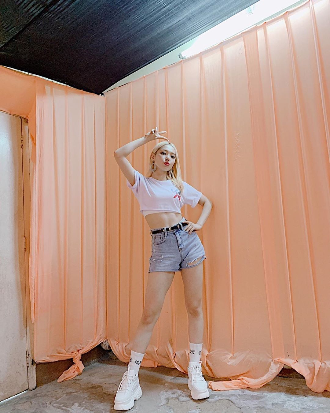 복근이 점점 생기는게 보이는 전소민.kard | 인스티즈