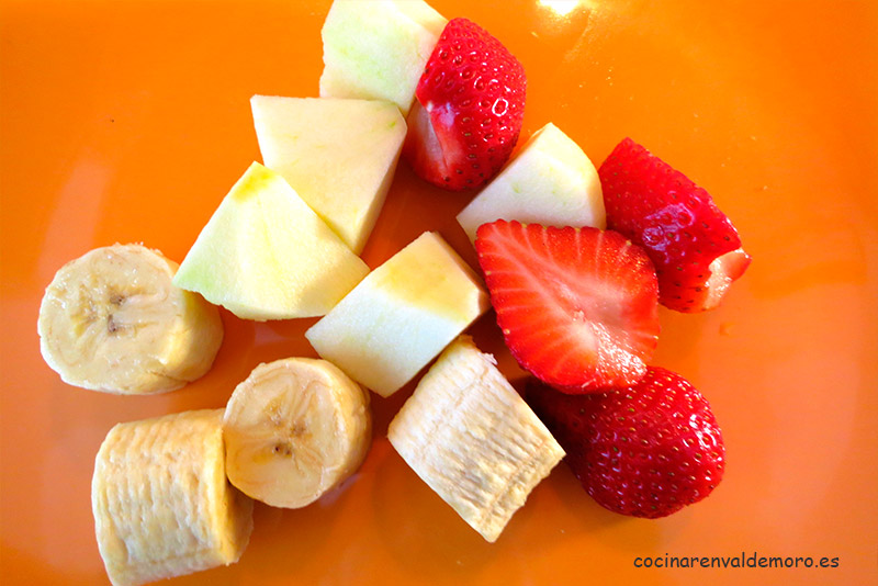 Frutas cortadas en tacos: plátano, manzana y fresas