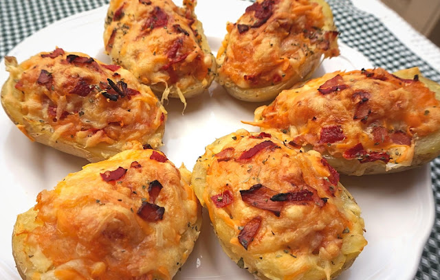 Patatas rellenas de atún, bácon y queso. Barquitos de patata.