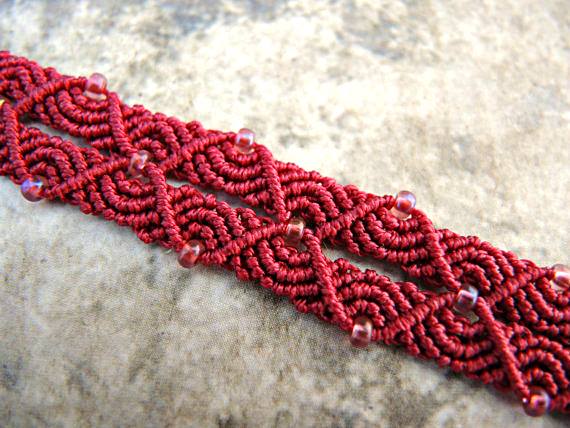 Micro macrame in red