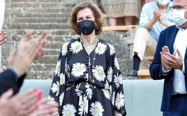 The concert kicked off the 67th edition of the Festival de Teatro Clasico de Merida. Queen sofia wore a daisy floral print wrap dress