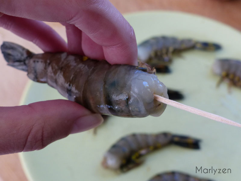 Percez les crevettes à l'aide d'un cure-dent.