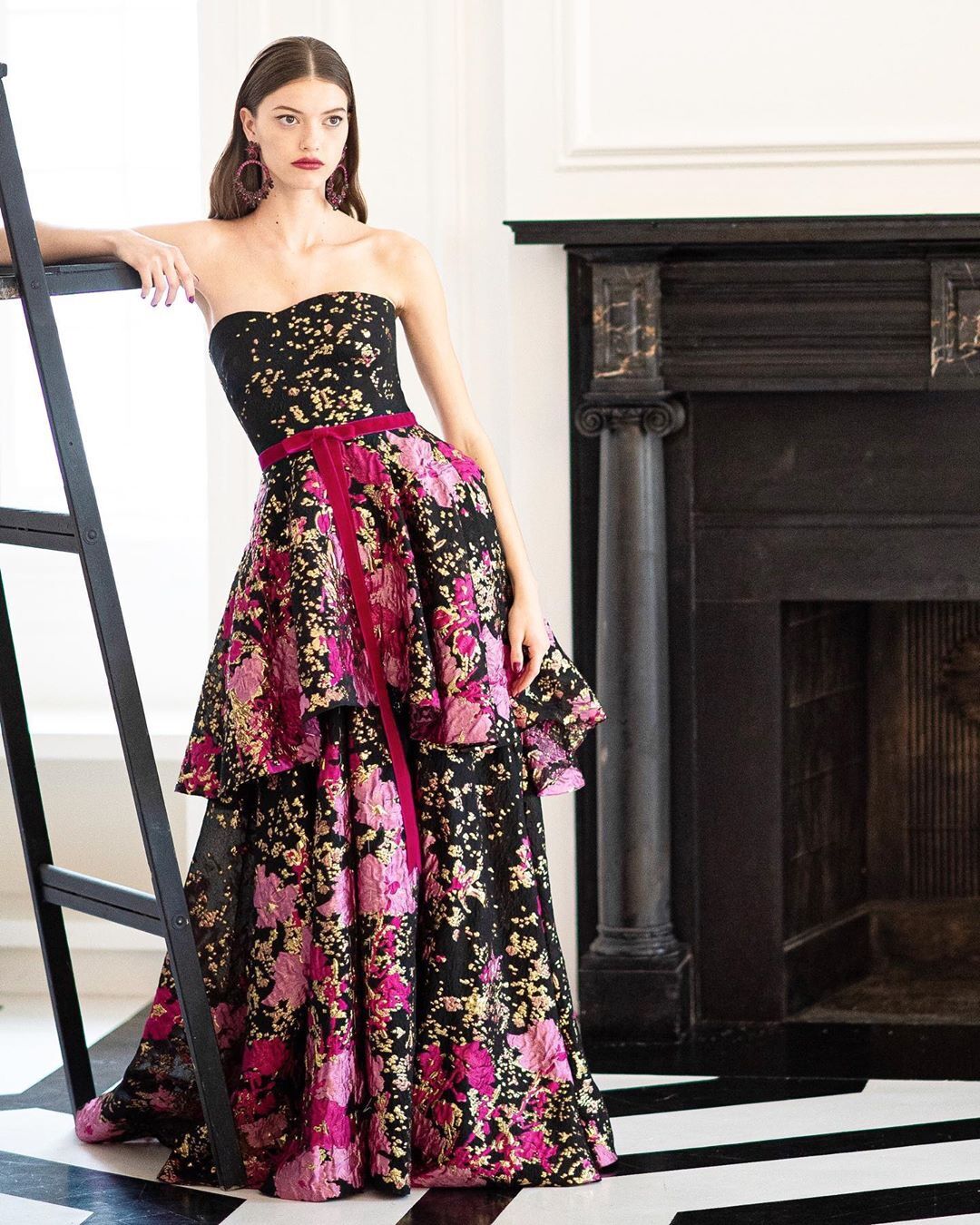 we provide you with the most popular women's clothing shoes and hats