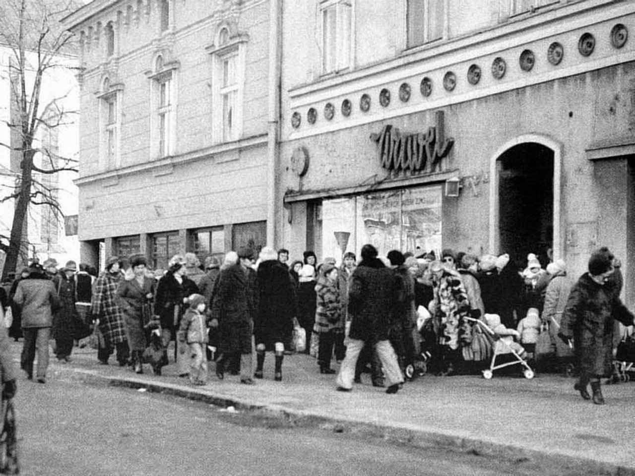 Poloneses fazendo longas filas para obter magros alimentos racionados