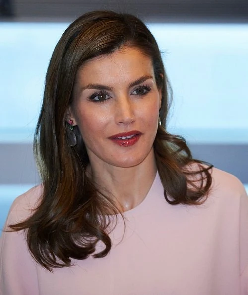 Queen Letizia wore ZARA blouse and trousers. We saw the same blouse on Crown Princess Victoria during her visit to Swedish Disability Federation