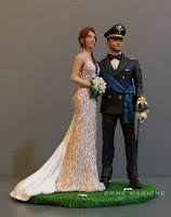 Sposini in divisa per torta matrimonio vestito da cerimonia cake topper eleganti orme magiche