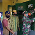 Babinsa Wonojati Bersama Pihak Terkait, Pasang Sticker Rumah Isolasi Mandiri