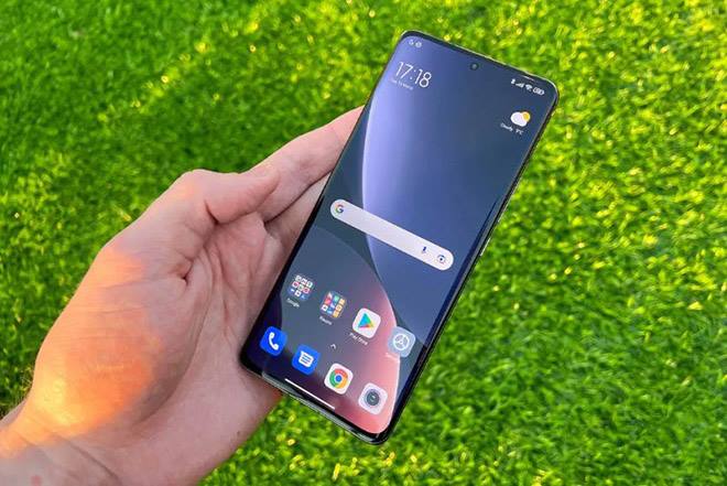 Xiaomi 12 Pro có gì để đối đầu Galaxy S22+?