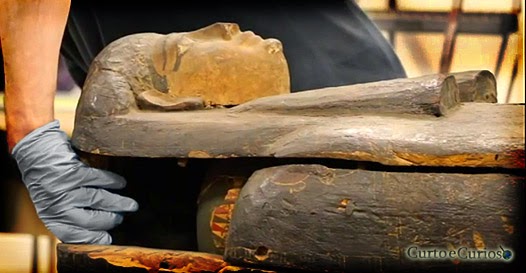 Múmia esquecida é retirada de sarcófago ao vivo pela 1ª vez