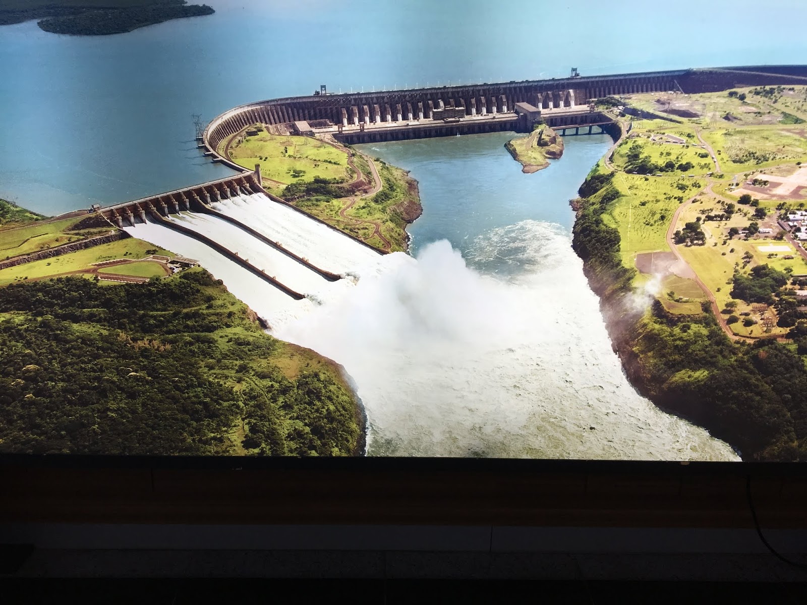 В какой стране крупнейшая гэс. Итайпу Бразилия ГЭС. Итайпу, Парагвай/Бразилия. Плотина Итайпу в Бразилии. Гидроэлектростанция Итайпу.