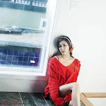 Kim Ha Yul in red sweater and white shorts Foto 13